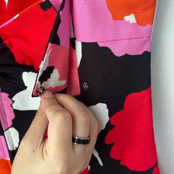 Pictures of front and back Inside out and for the bow theres buttons to clip it - Picture 7 of 9